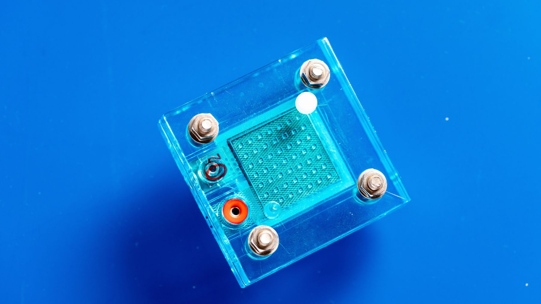 Prototipo de batería acuosa desarrollada en China con electrolito neutro y diseño experimental transparente.