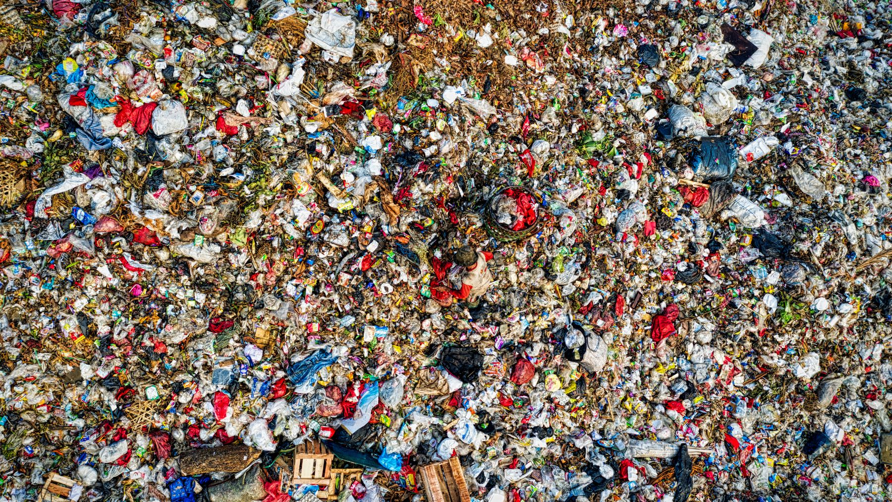Gran acumulación de residuos mezclados en un vertedero antes del tratamiento de materia orgánica.