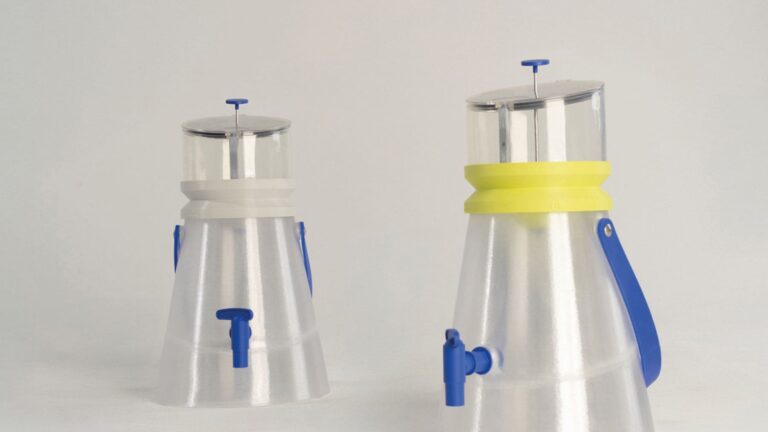 Botella impresa en 3D Water from Air que genera agua potable del aire sin electricidad.