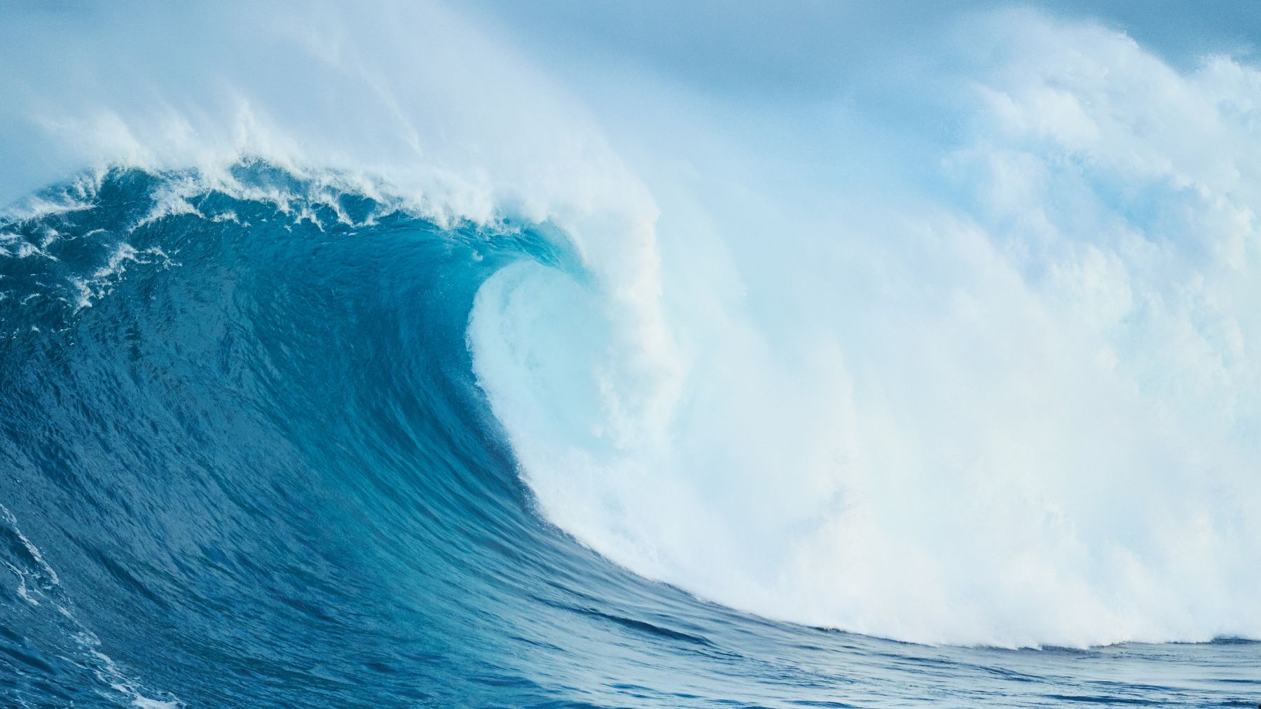 Gran ola en el océano Pacífico, símbolo del calentamiento récord del mar frente a Japón por la corriente Kuroshio.