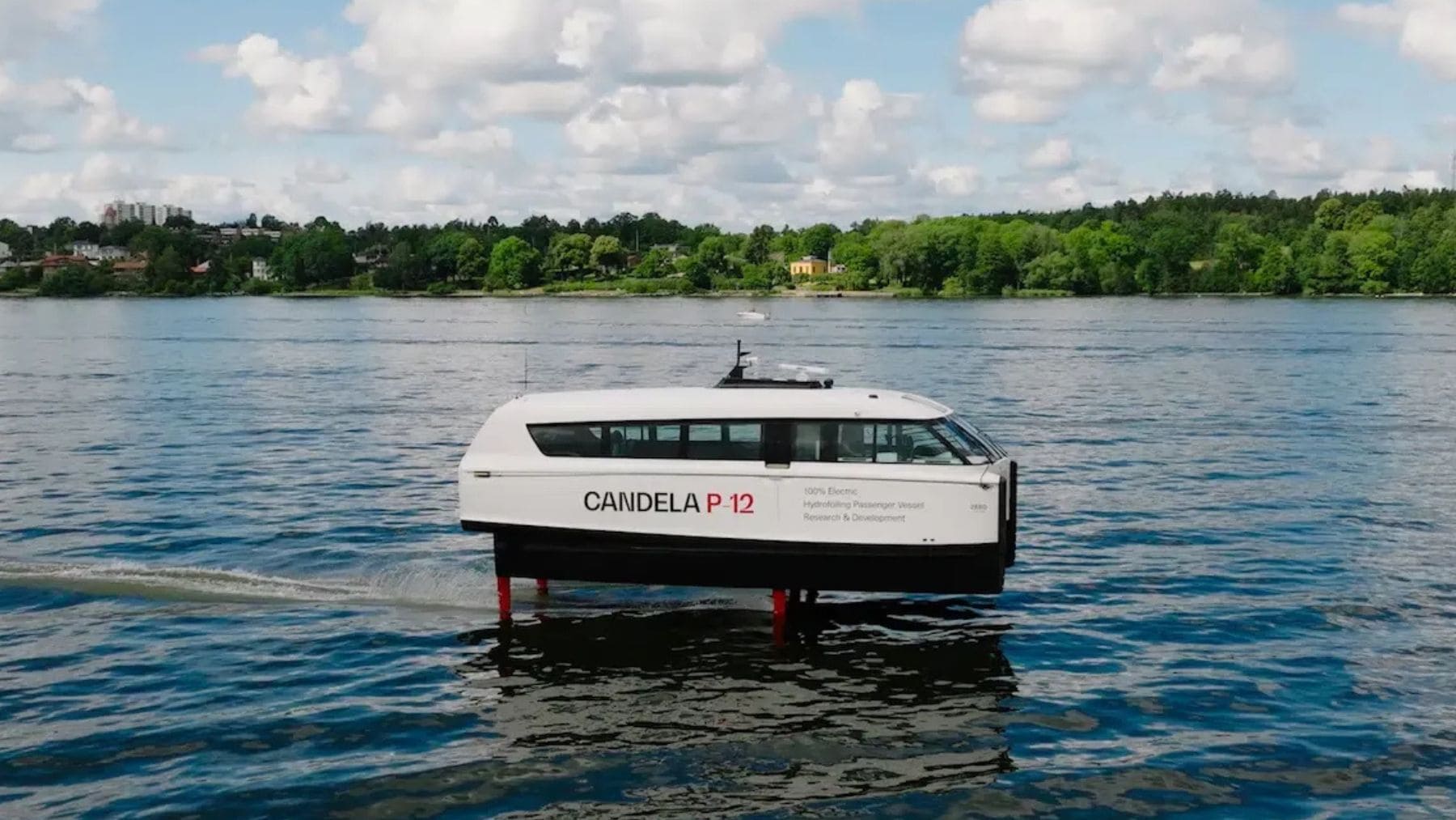 Ferry eléctrico Candela P-12 navegando sobre el mar en Maldivas.
