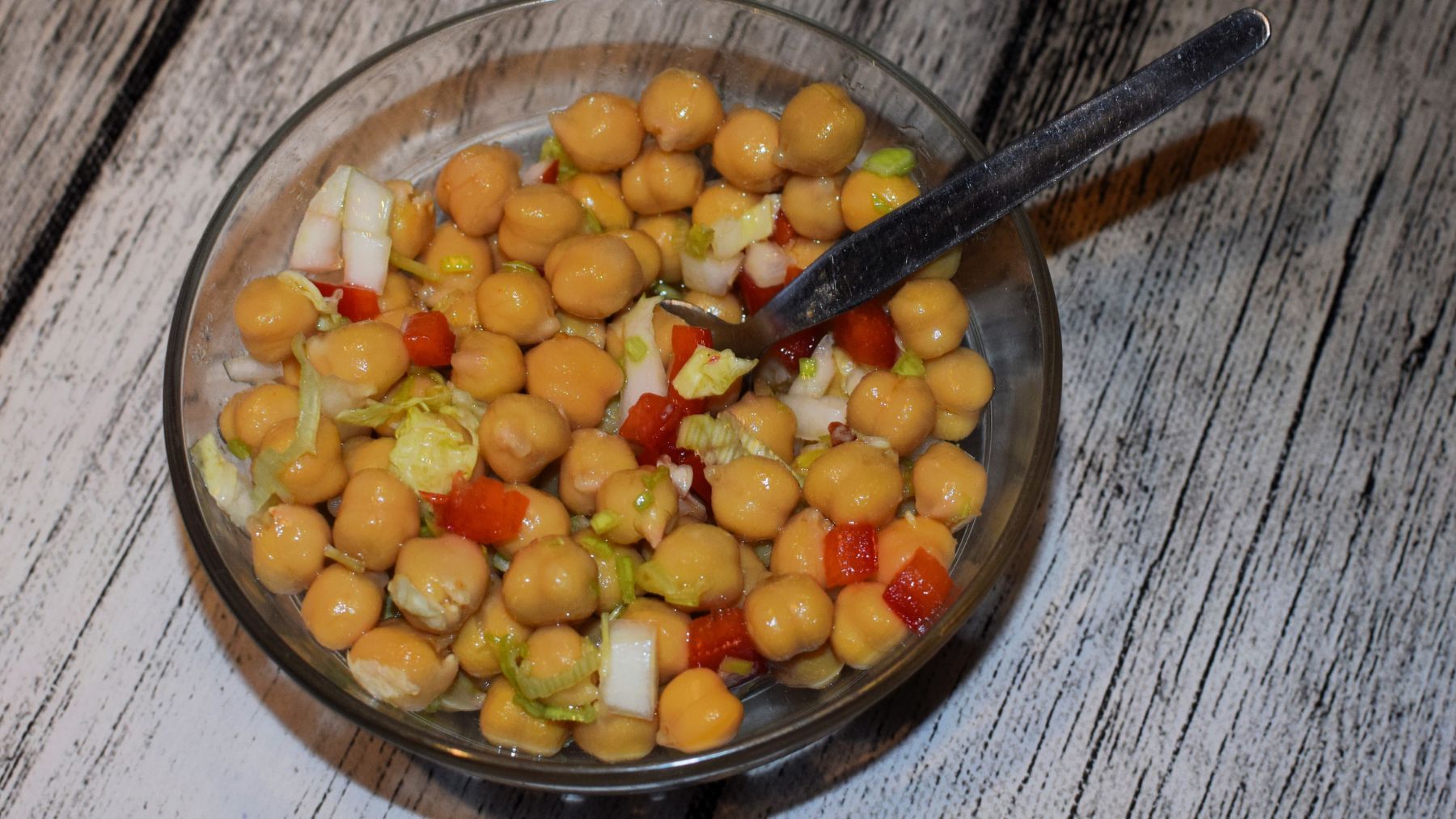 Garbanzos de bote listos para una cena sana y rica en proteína sin recetas.