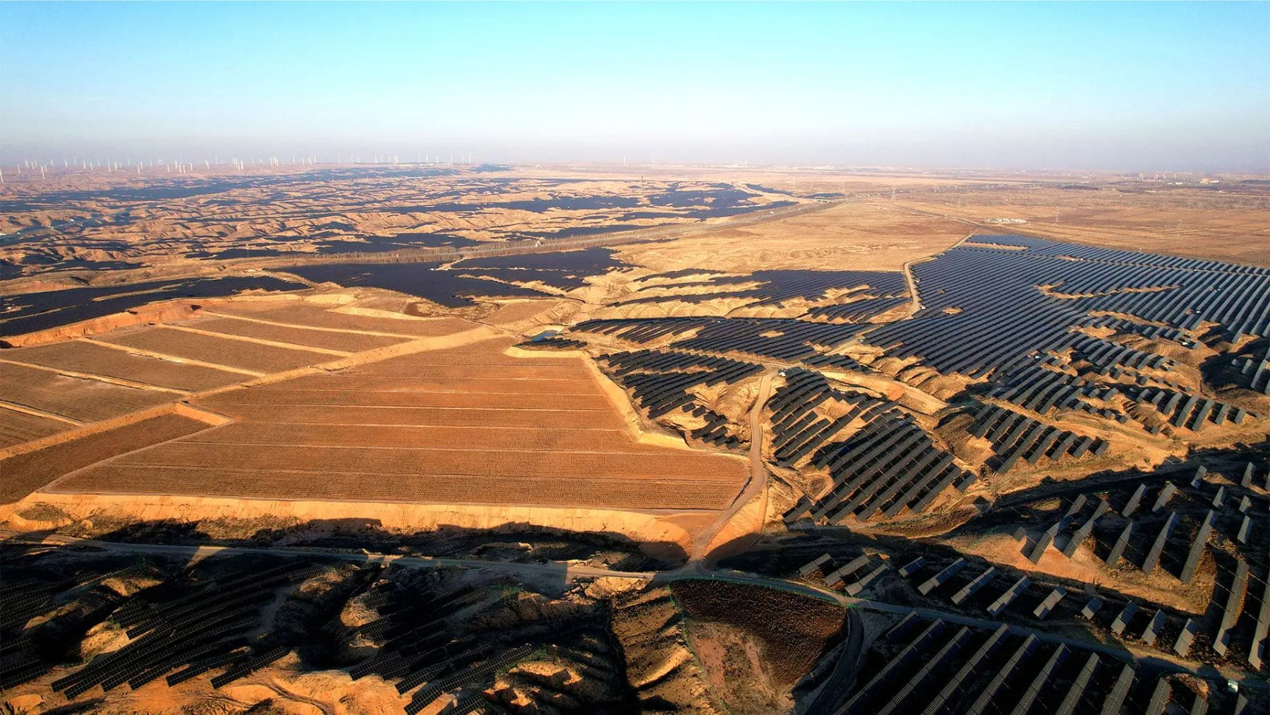 Vista aérea del parque solar de Qinghai en China con millones de paneles en el desierto junto al proyecto de aire líquido.