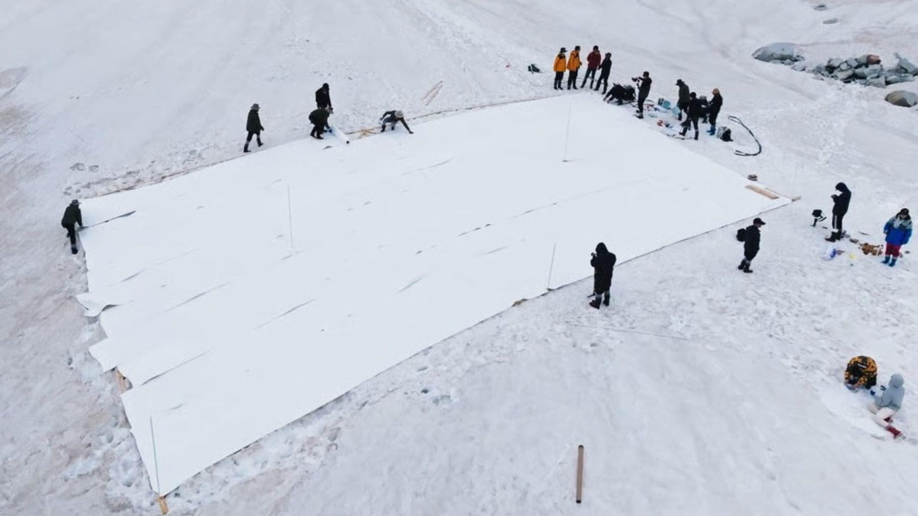 Glaciar en China cubierto con mantas geotextiles para frenar el deshielo.