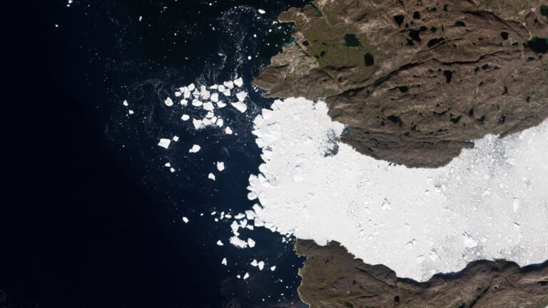 Vista satelital del glaciar Sermeq Kujalleq en Groenlandia liberando hielo al océano en la Bahía de Disko