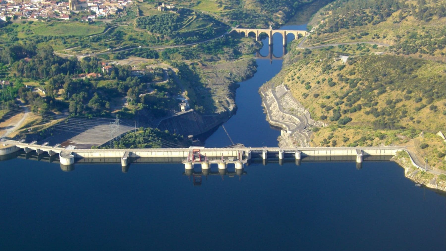 Embalse de Alcántara en Extremadura con alto nivel de agua tras las lluvias de invierno.