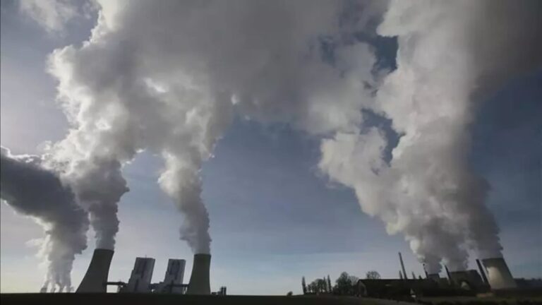 Chimeneas industriales emitiendo contaminantes en Galicia