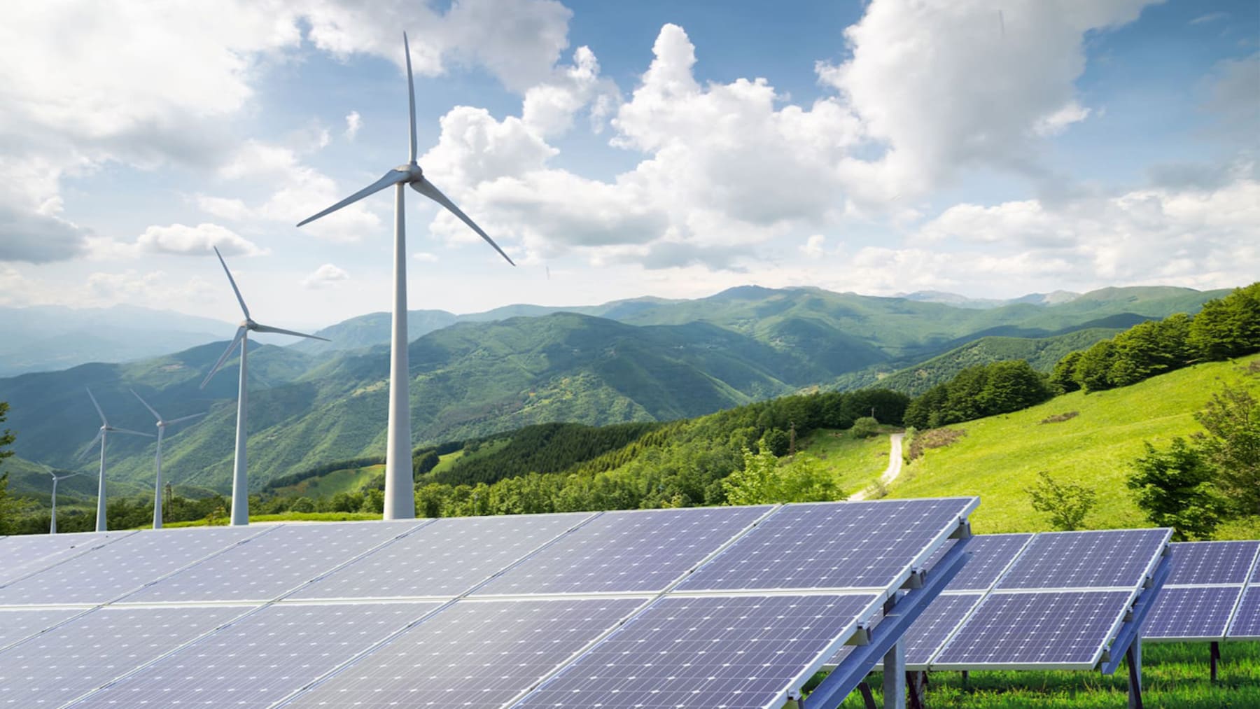 Paneles solares y aerogeneradores representando la transición energética global