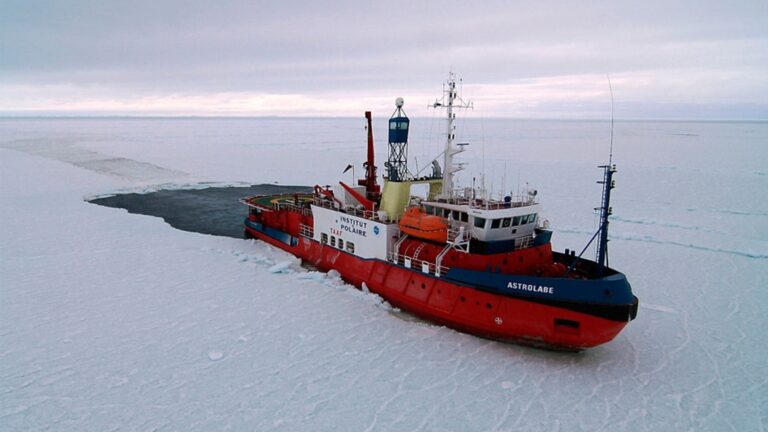 Buque científico Astrolabe navegando entre el hielo en la Antártida durante una misión de investigación climática.