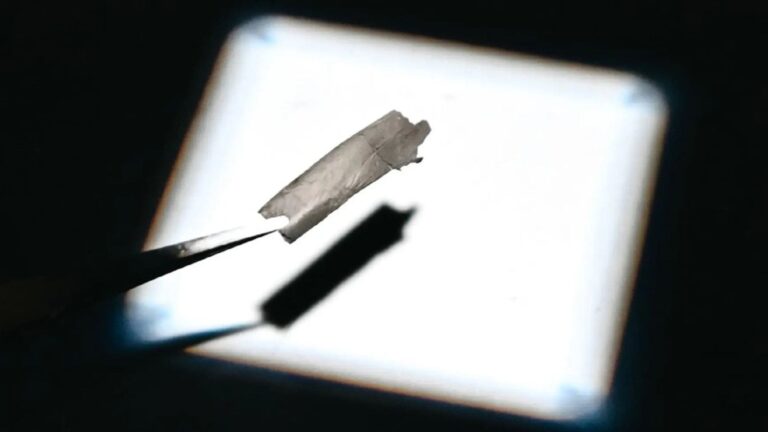 Prototipo del filtro de nanofibras de carbono del MIT capaz de capturar CO₂ en sistemas de aire acondicionado.