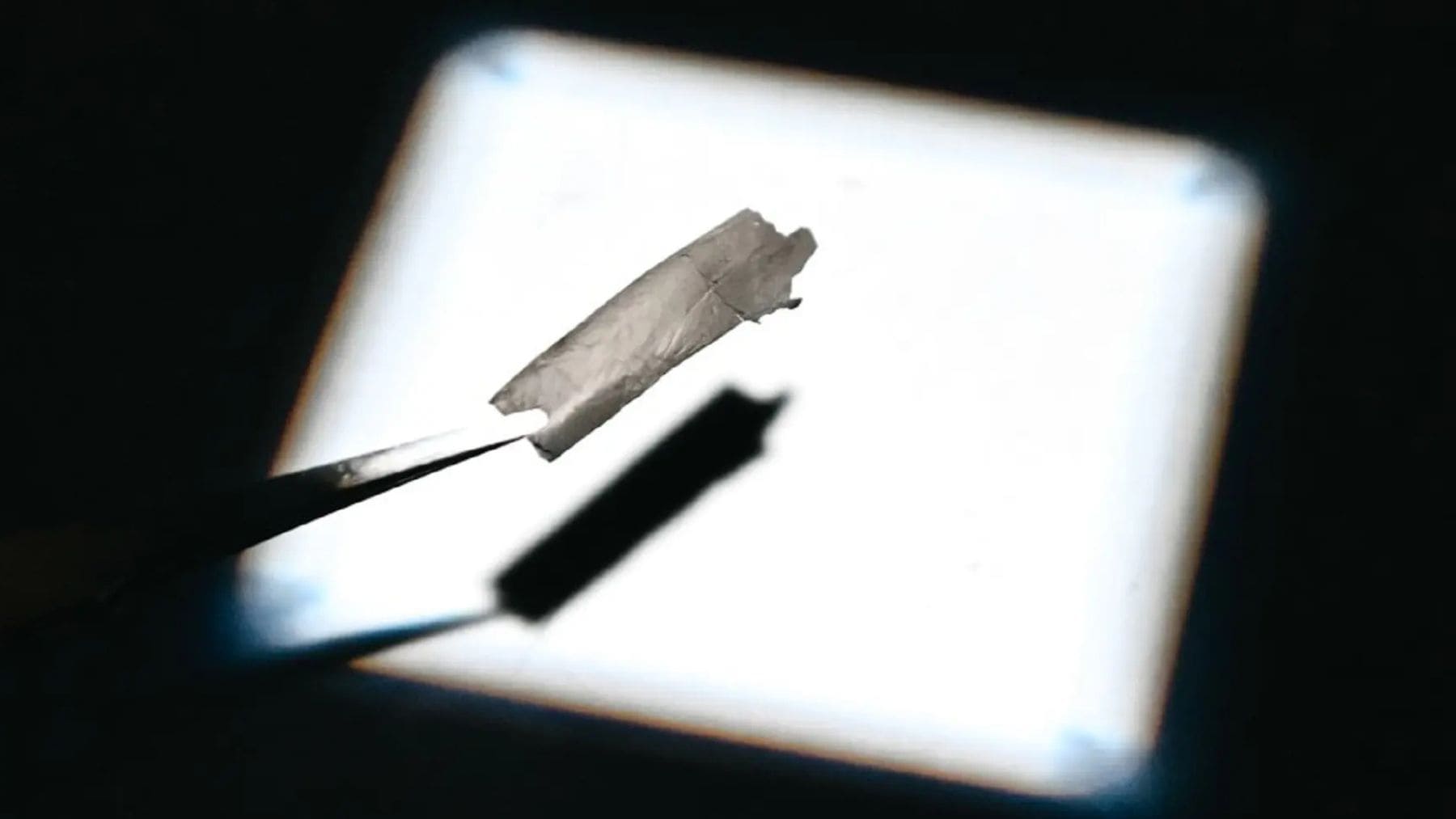 Prototipo del filtro de nanofibras de carbono del MIT capaz de capturar CO₂ en sistemas de aire acondicionado.