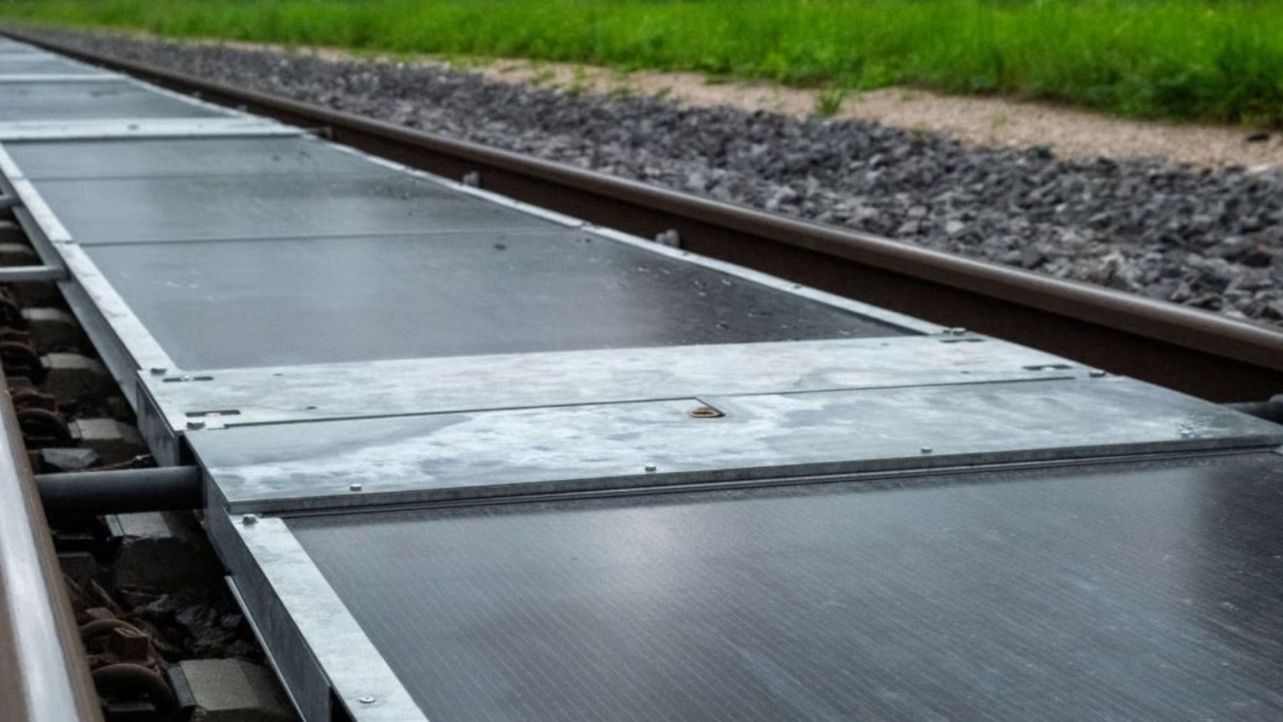 Paneles solares instalados entre las vías del tren en el proyecto piloto de SNCF y Sun-Ways en Suiza.