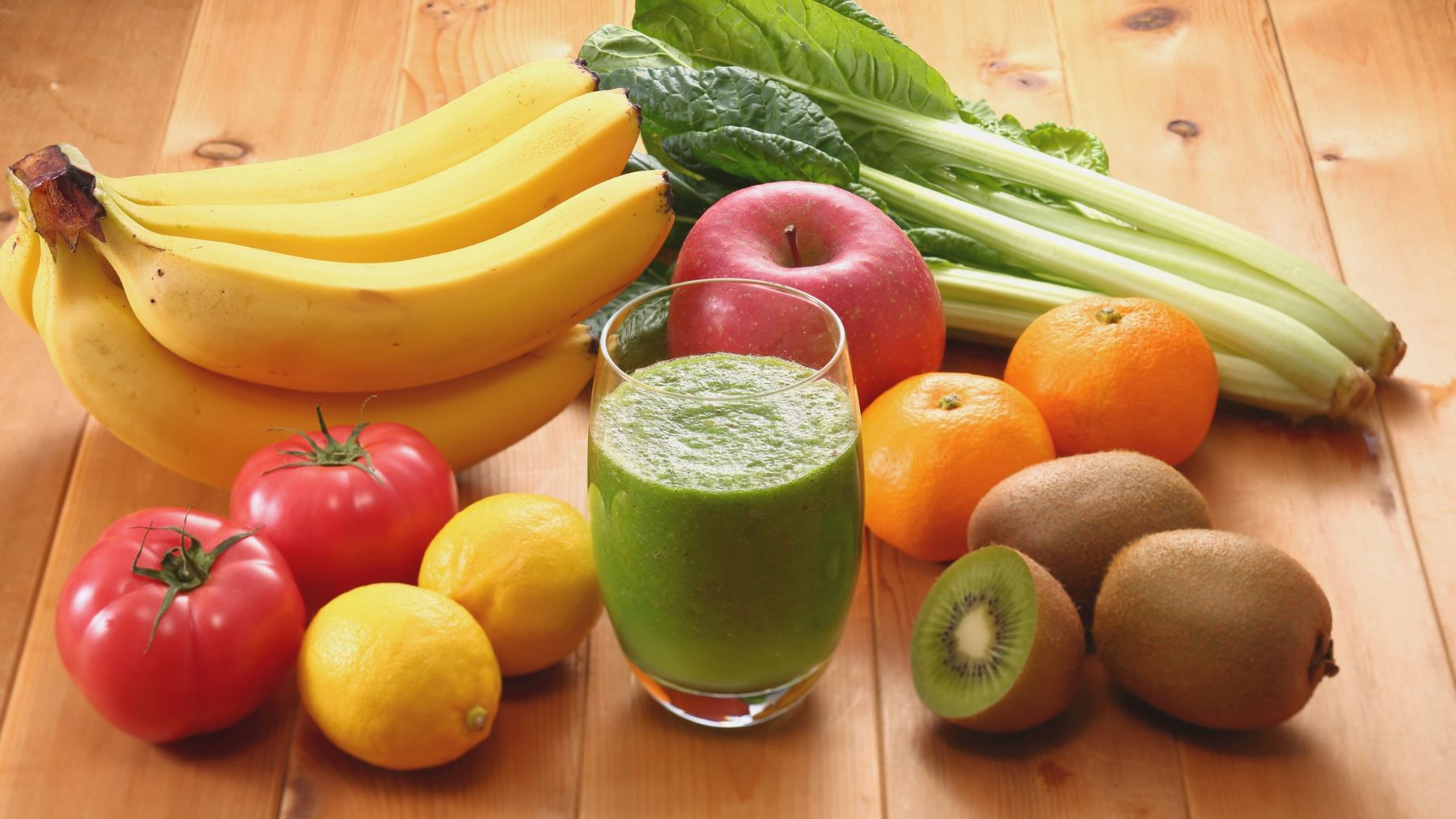 Frutas ricas en vitamina C como kiwi, naranja y uvas que ayudan al cuerpo a producir colágeno.