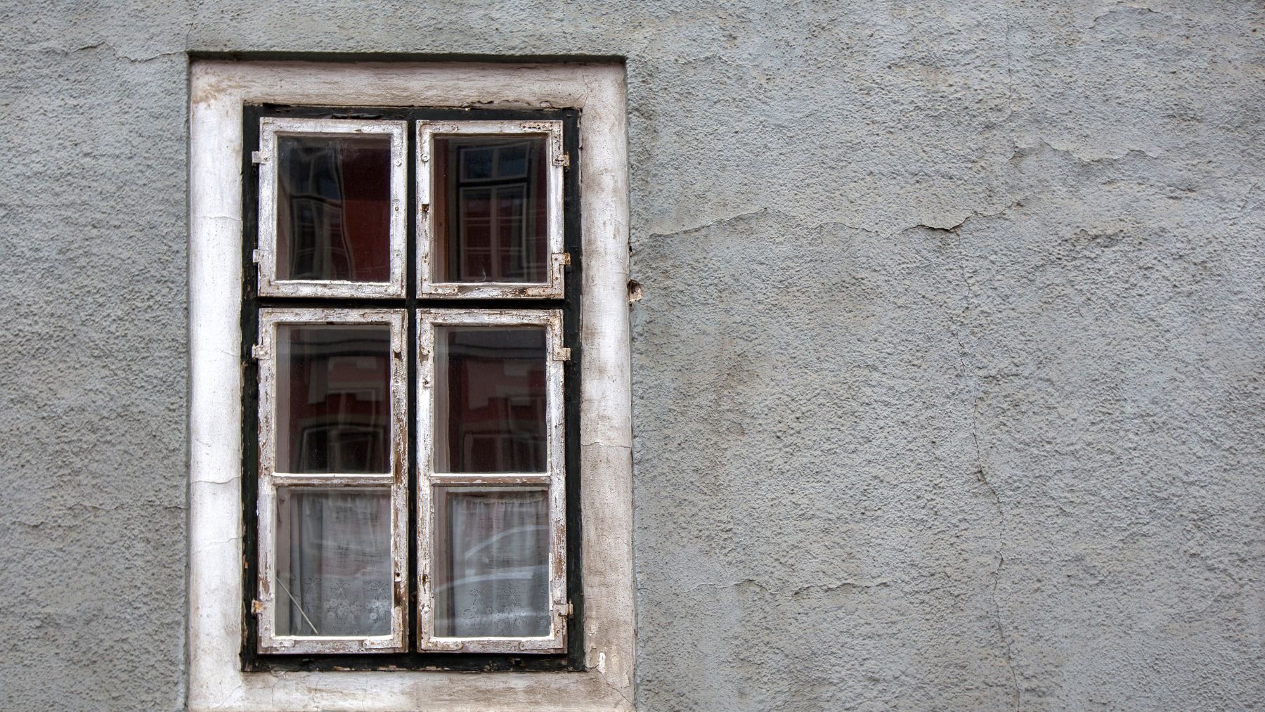 Ventana antigua de aluminio en fachada antes de ser reciclada en la planta de Cortizo en Galicia.