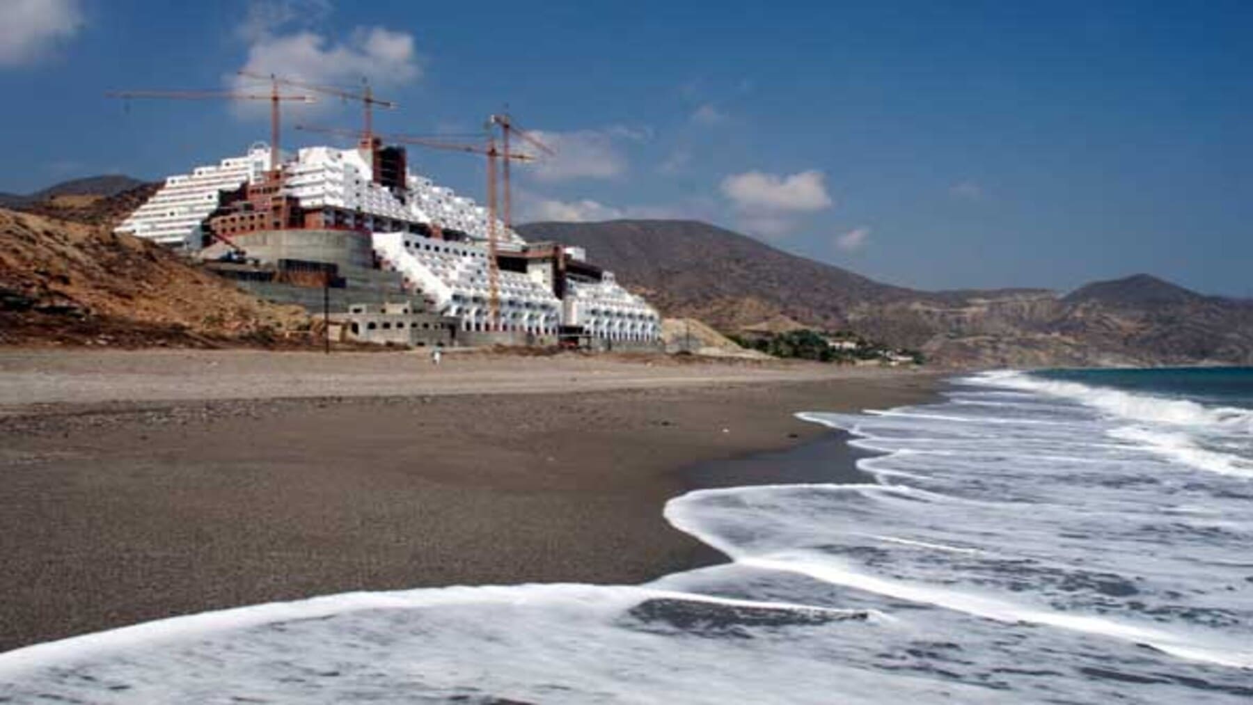 Demolición del hotel del Algarrobico pendiente en el parque natural de Cabo de Gata