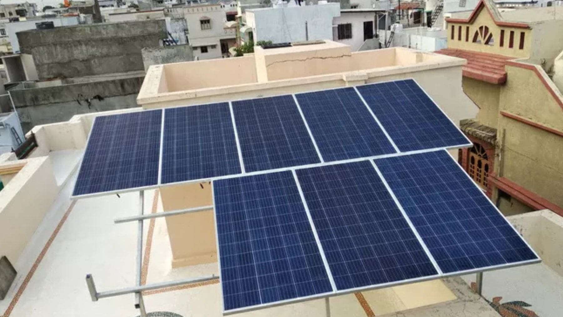 Instalación de paneles solares en tejado dentro de un programa de formación para montadores fotovoltaicos en Suiza.