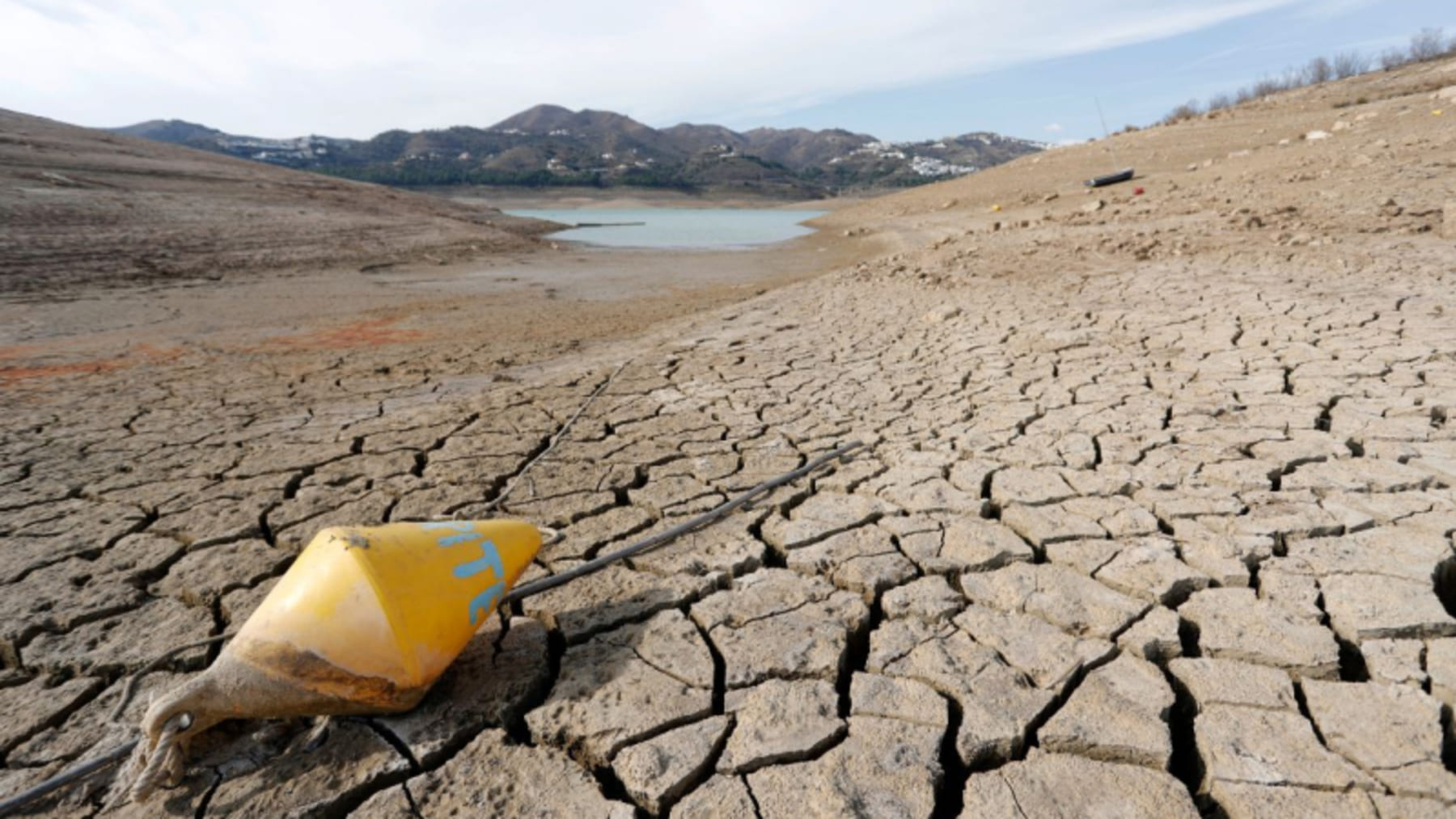 Científicos analizando datos climáticos en el marco del Libro Blanco