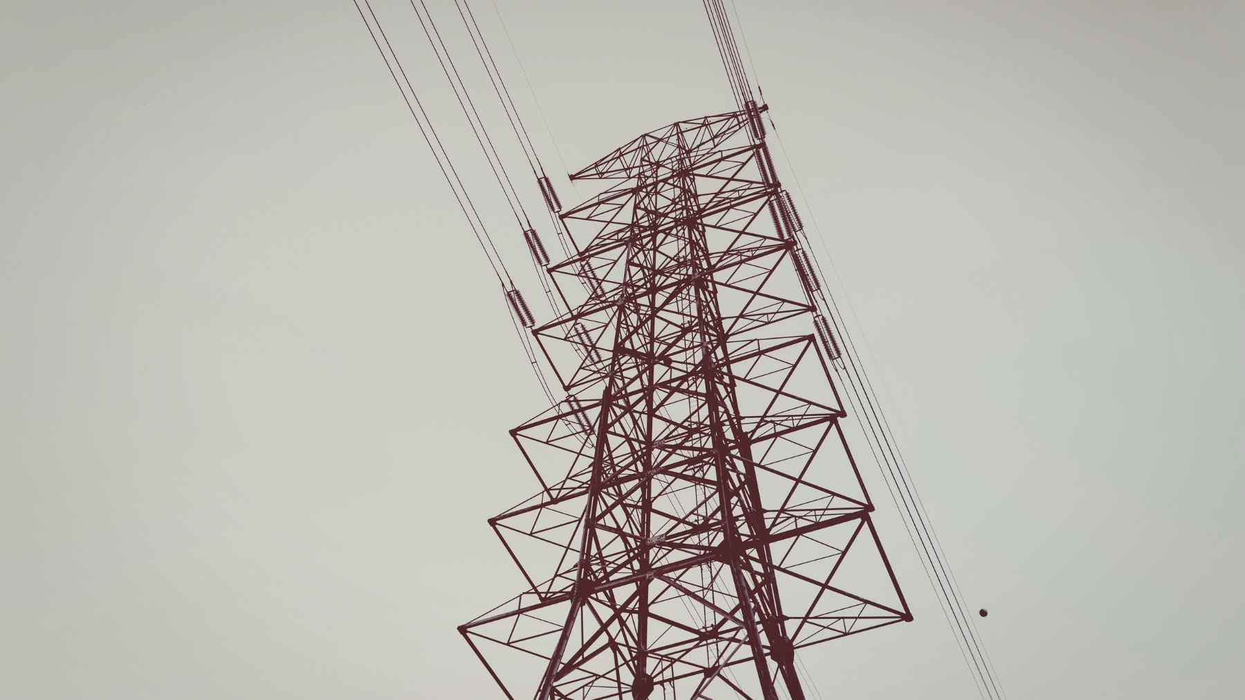 Torre de alta tensión en Italia tras el decreto DL Bollette que rebaja el coste del CO2 y la electricidad.