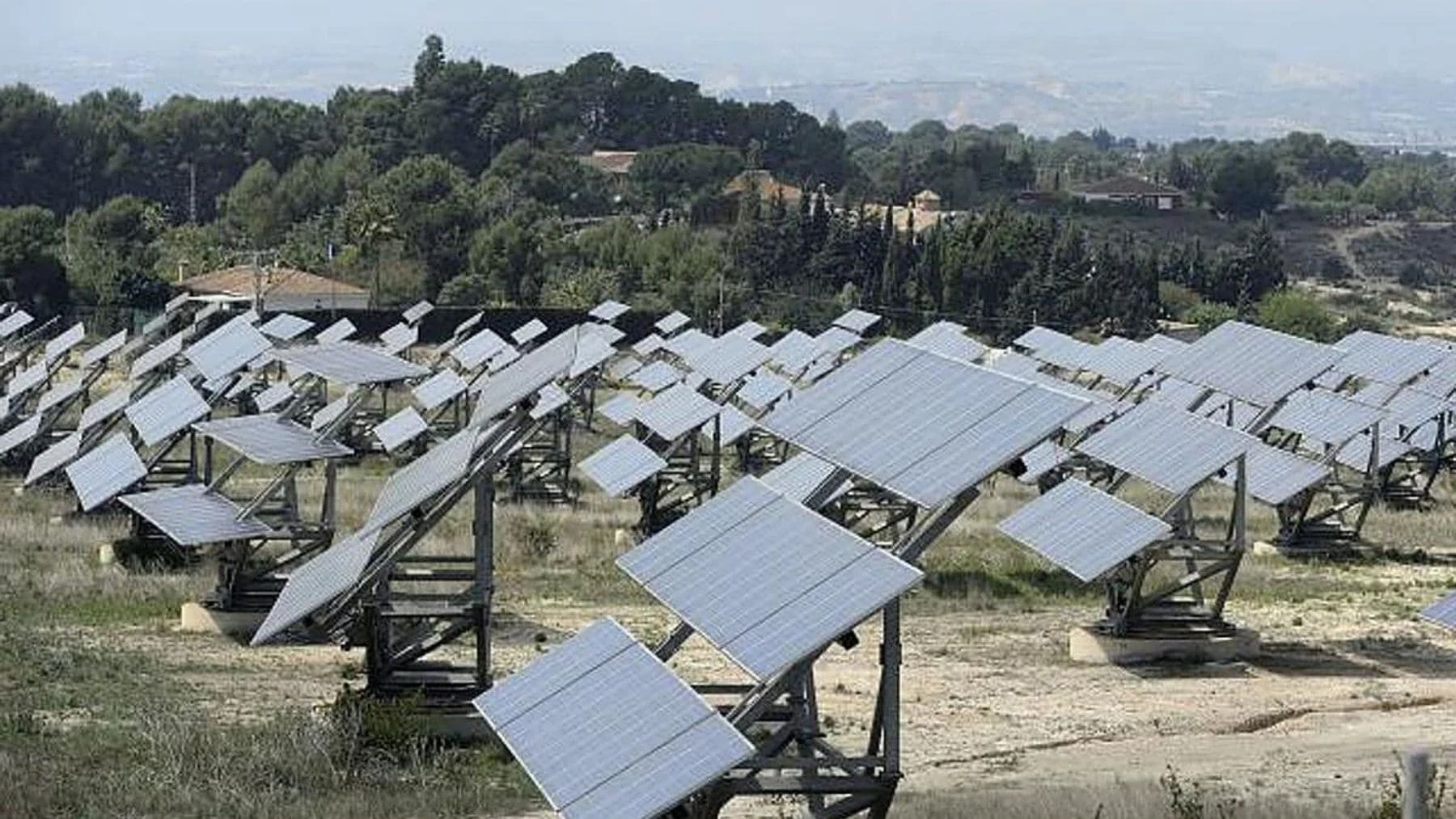 Planta de placas solares en terreno agrícola de Jaén investigada por posible fraude ambiental.