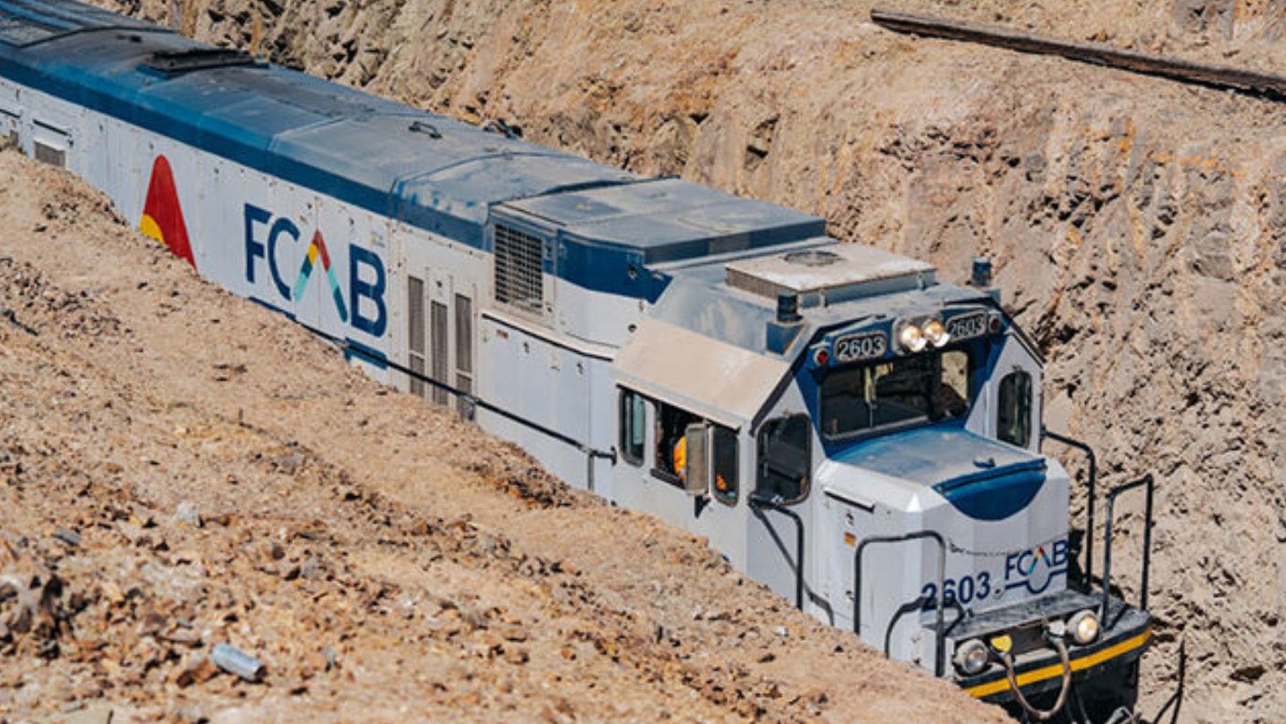 Locomotora de carga a hidrógeno verde de FCAB circulando por el desierto de Antofagasta durante sus pruebas operativas.