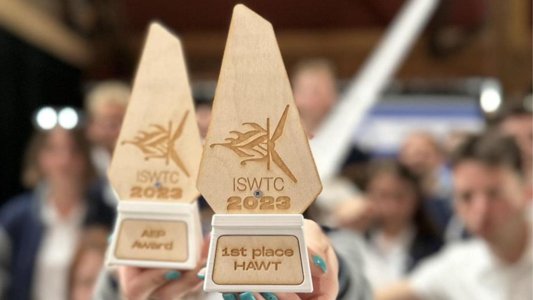 Equipo GUST de la Universidad de Lodz con el premio ISWTC 2023 por su microturbina eólica urbana.