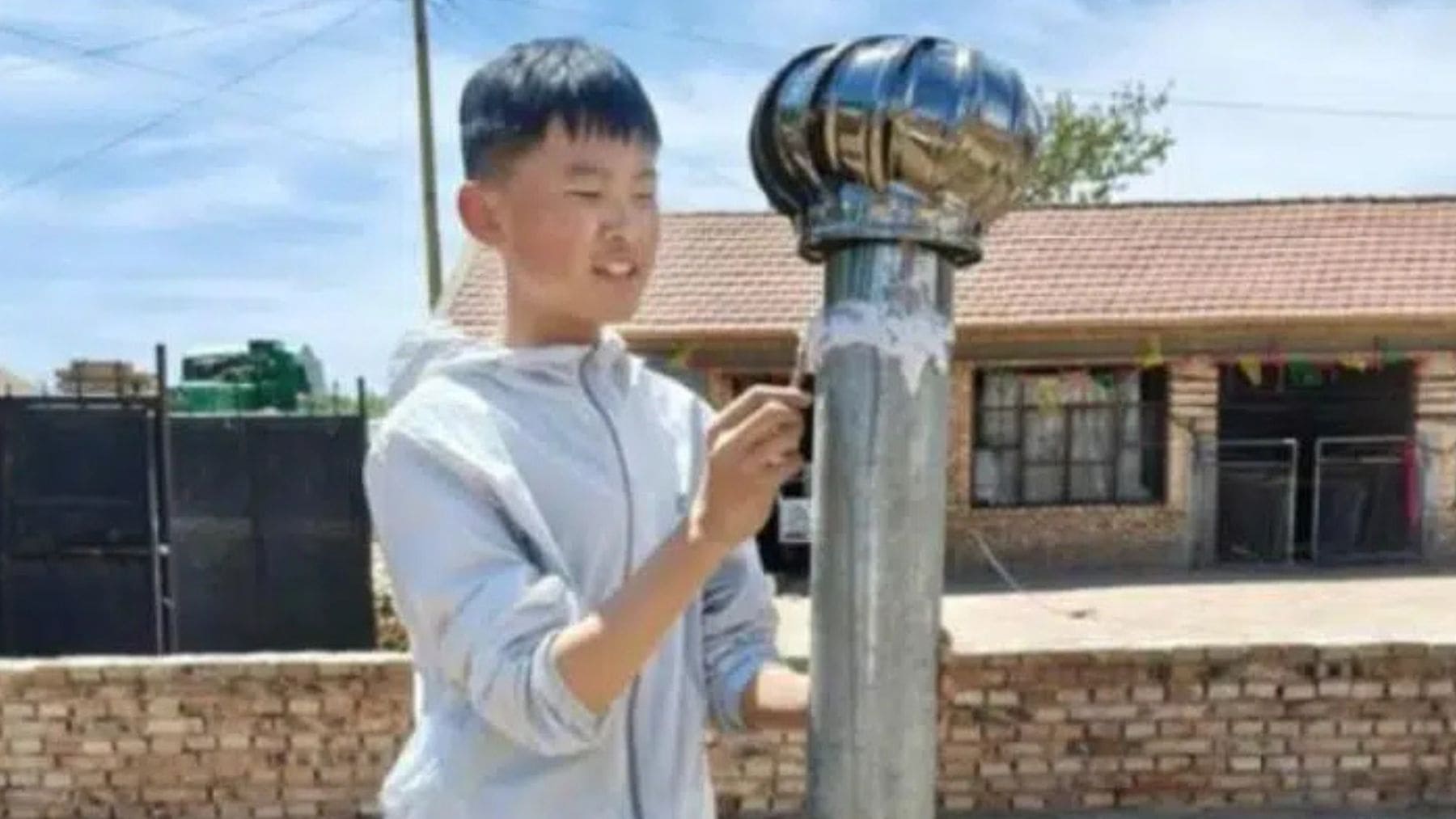 Jia Mingxuan, niño chino de 14 años, muestra su invento de riego por condensación premiado con oro en iENA.