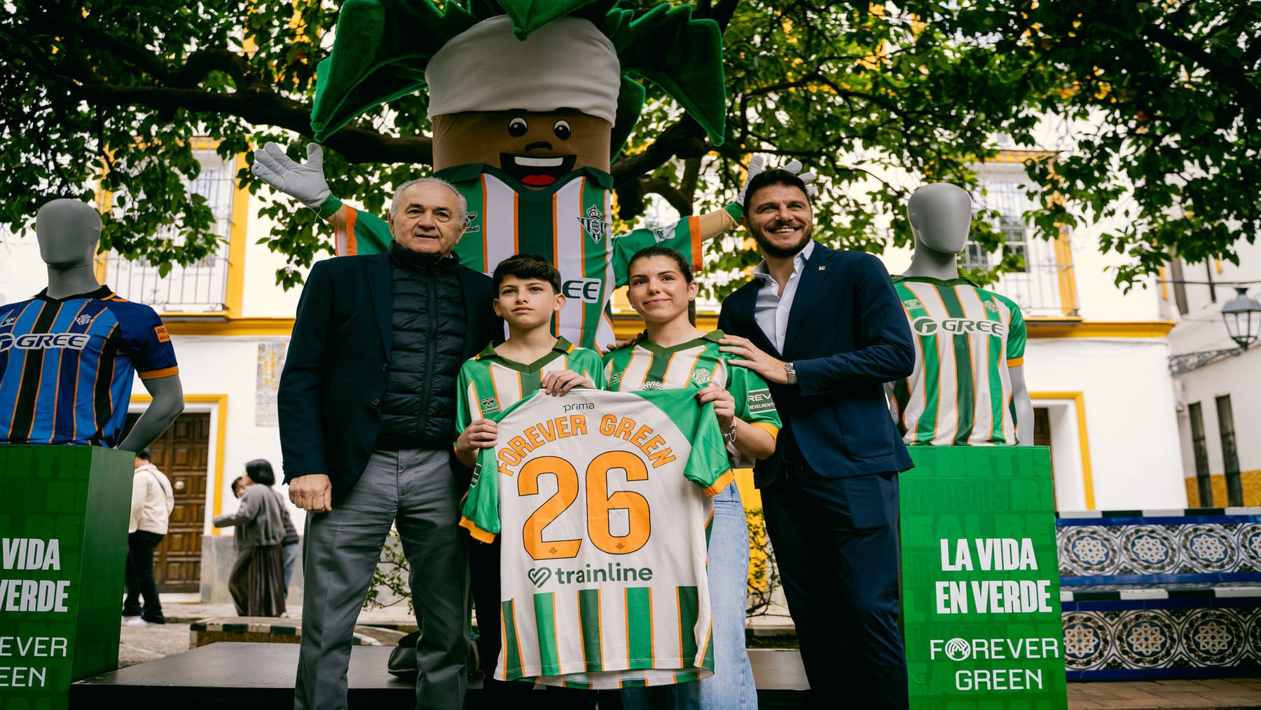 Real Betis presenta la primera camiseta fabricada con naranjas en la Plaza de Doña Elvira