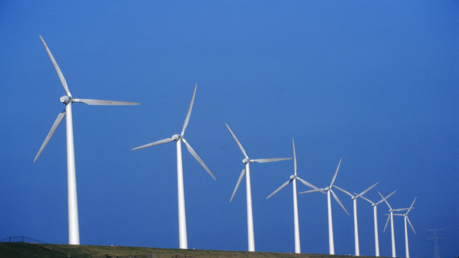 Aerogeneradores en parque eólico cuyas palas pueden reciclarse como estructuras solares.