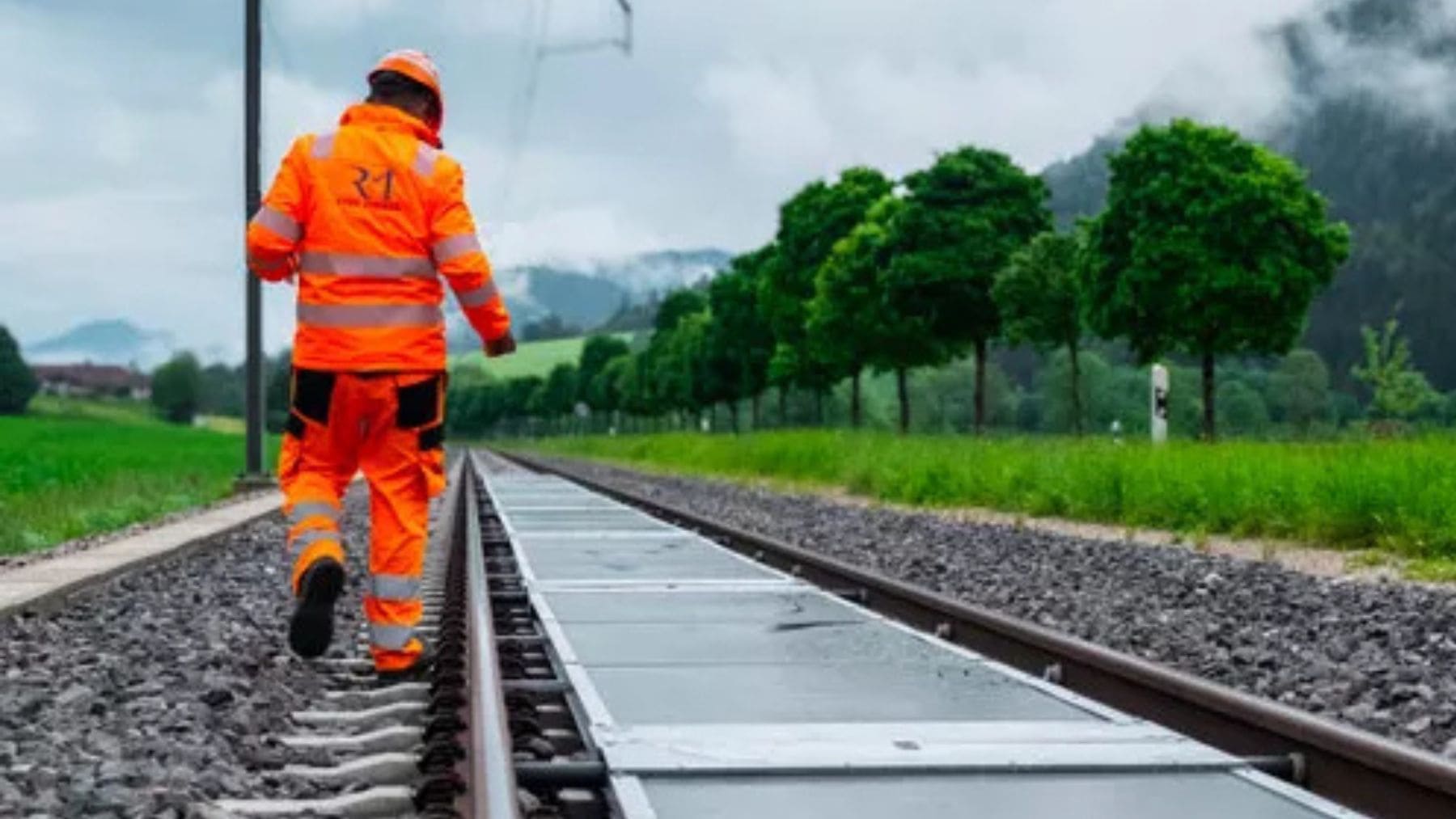 Paneles solares instalados entre las vías del tren en un proyecto ferroviario en Suiza.