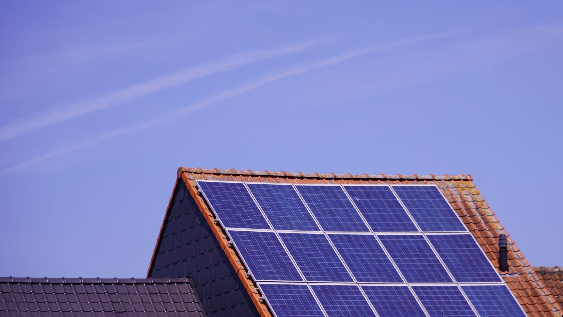 Paneles solares en vivienda de Países Bajos tras el fin de la medición neta en 2027.