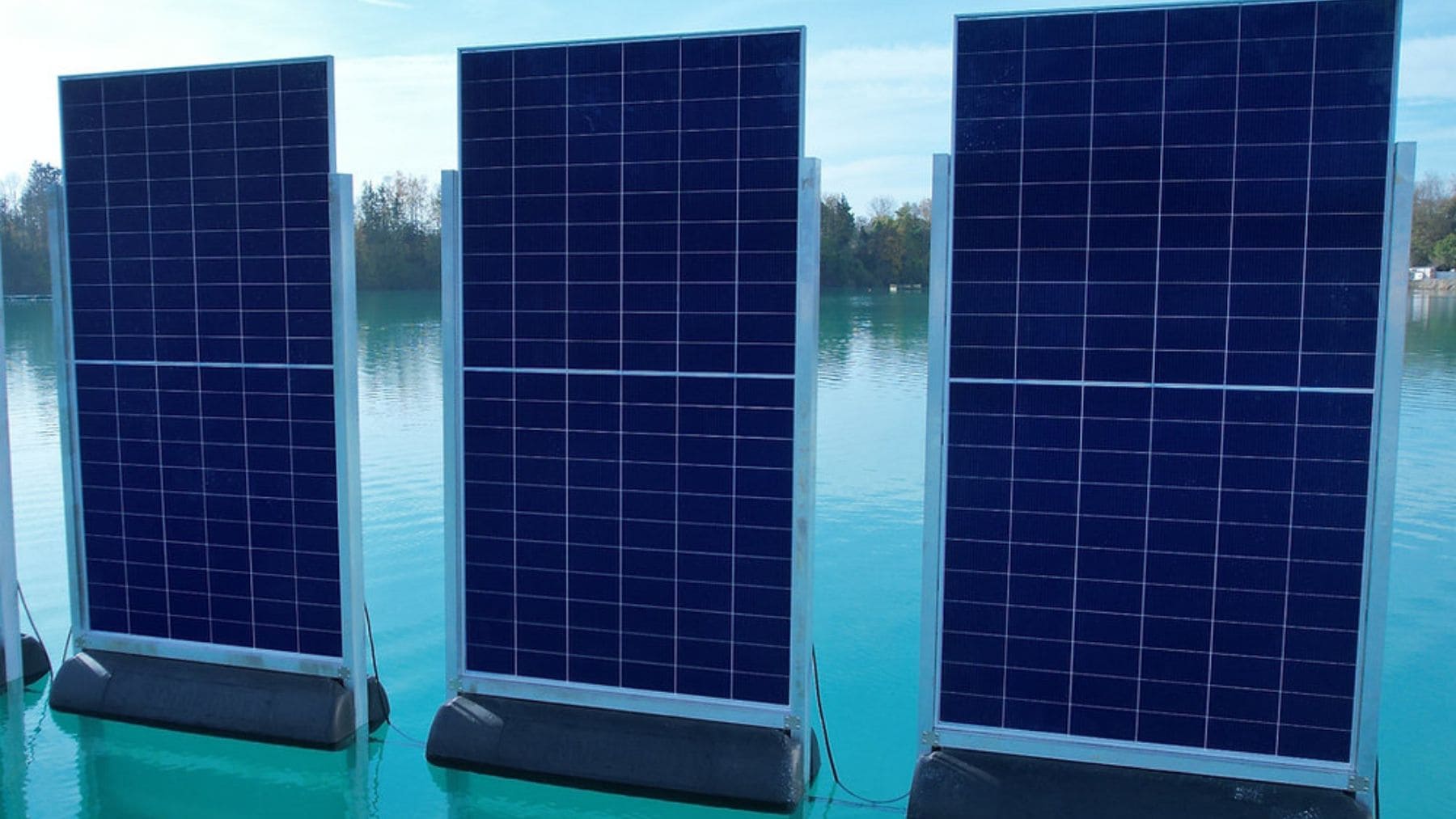 Paneles solares verticales flotantes en un lago industrial de Baviera, Alemania.