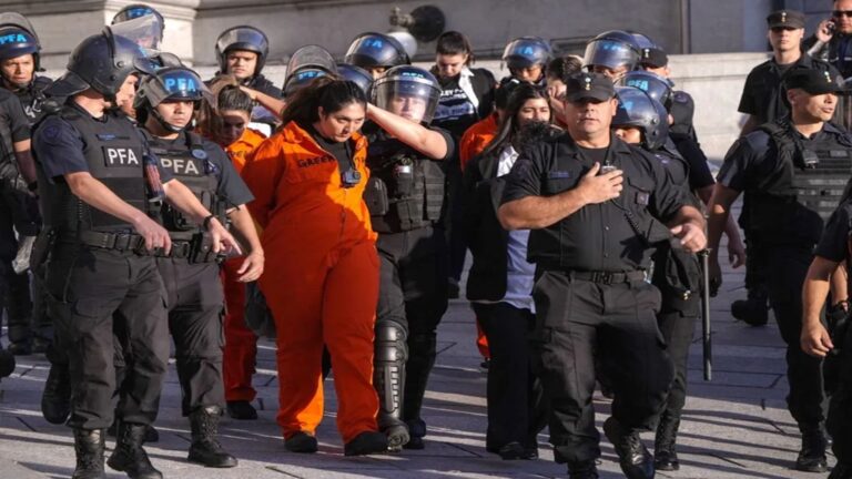 Greenpeace detenidos en el Congreso argentino por la ley de glaciares durante protesta contra la reforma