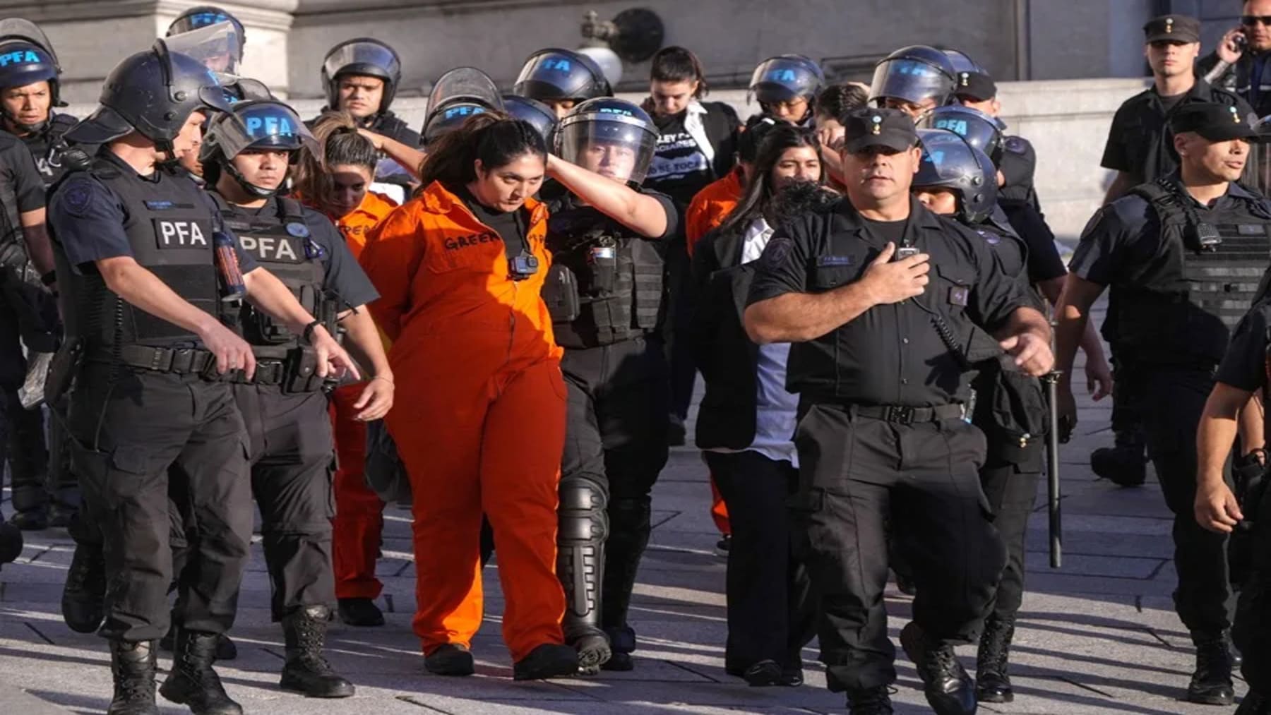 Greenpeace detenidos en el Congreso argentino por la ley de glaciares durante protesta contra la reforma