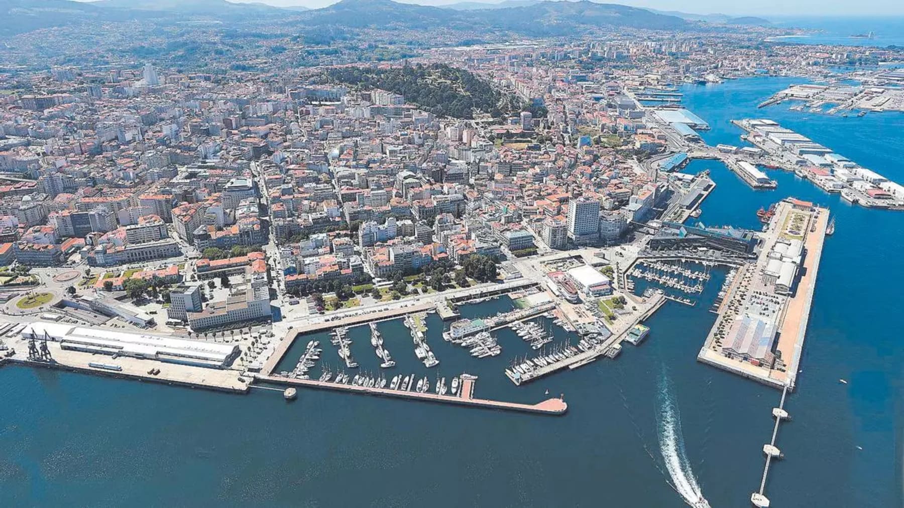 El Puerto de Vigo lanza carga rápida con baterías recicladas en el muelle de Bouzas