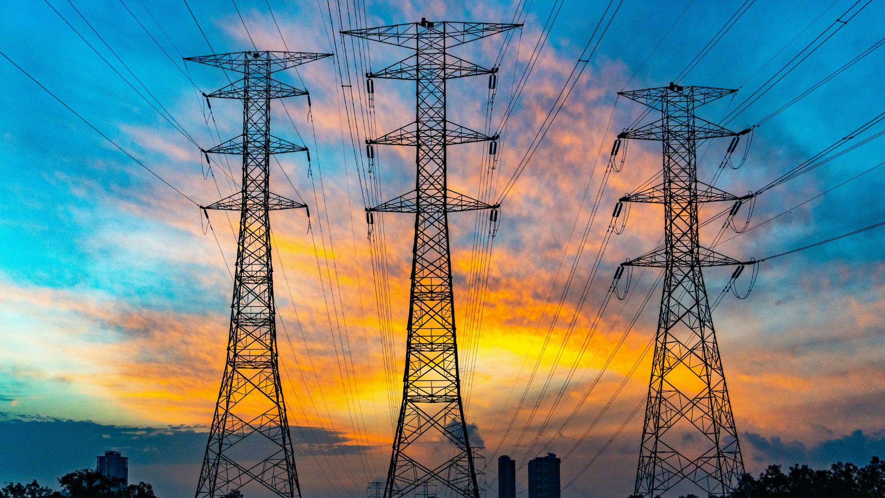 Torres de alta tensión en Suecia ante la saturación de la red eléctrica y el exceso de producción energética.