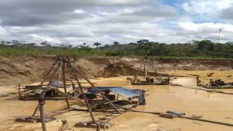 Suspensión de la minería ilegal en Ecuador por contaminación de ríos