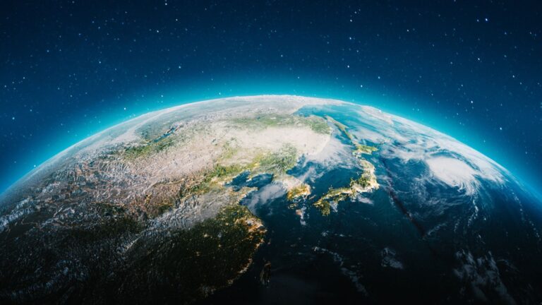 Vista del planeta Tierra desde el espacio ante el riesgo de un punto de no retorno climático y efecto invernadero global.