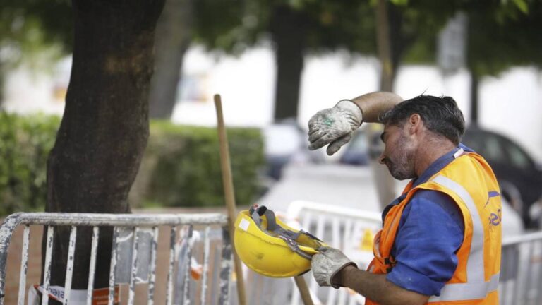 Operarios trabajando bajo altas temperaturas durante una ola de calor