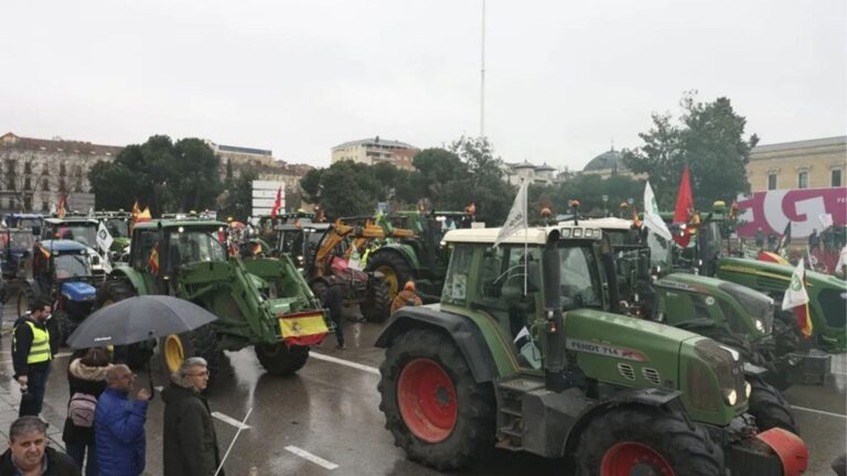 Tractores bloquean el centro de Madrid durante la protesta del campo contra Mercosur y la PAC.