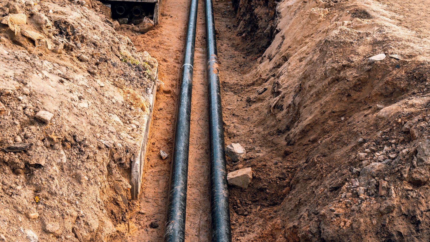 Tuberías de riego por goteo subterráneo enterradas a 30 cm para ahorrar agua en cultivo agrícola.