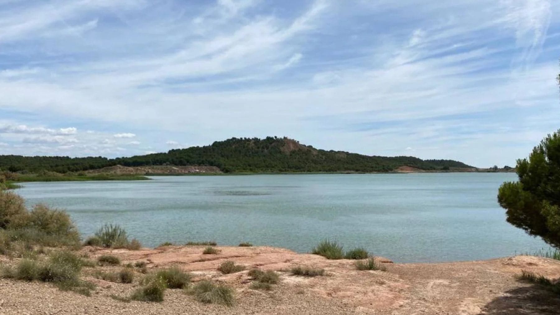 Embalse de El Perdiguero en Calahorra durante el vaciado por obras, con el nivel de agua muy bajo.