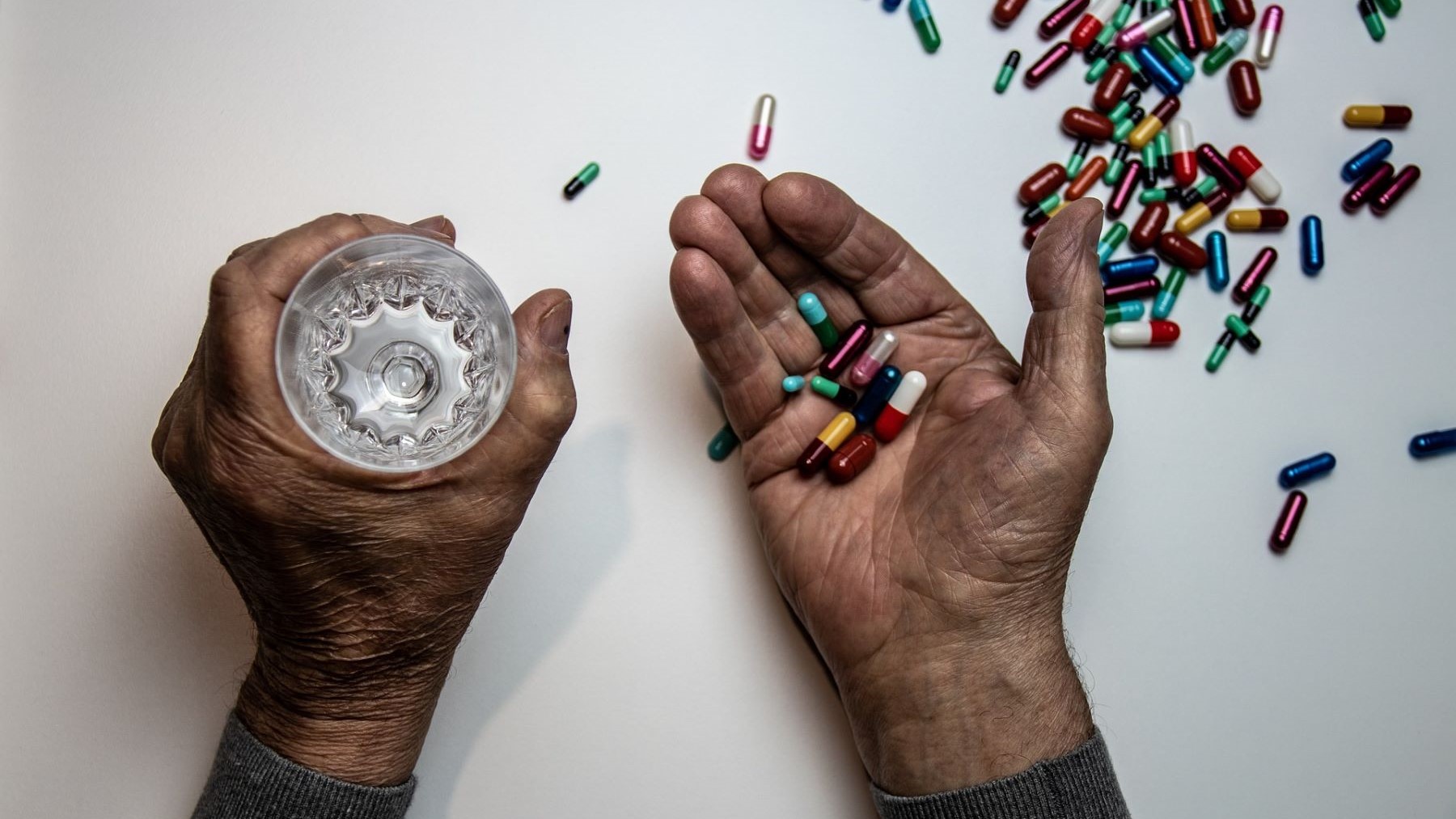 Multivitamínicos diarios ralentizan el envejecimiento biológico en adultos mayores