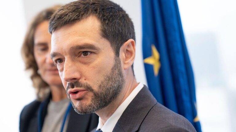 Pablo Bustinduy presenta la prohibición de bebidas energéticas a menores en España durante un acto institucional