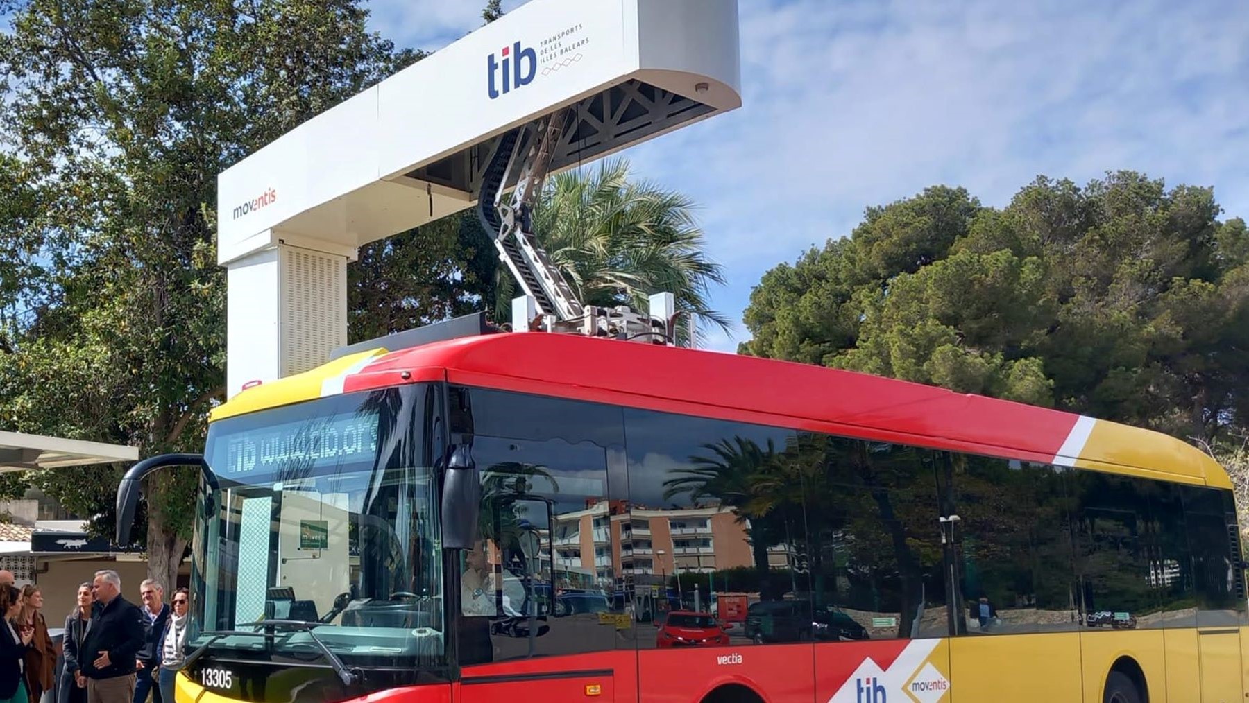 Autobús híbrido del TIB cargando con pantógrafo de carga rápida