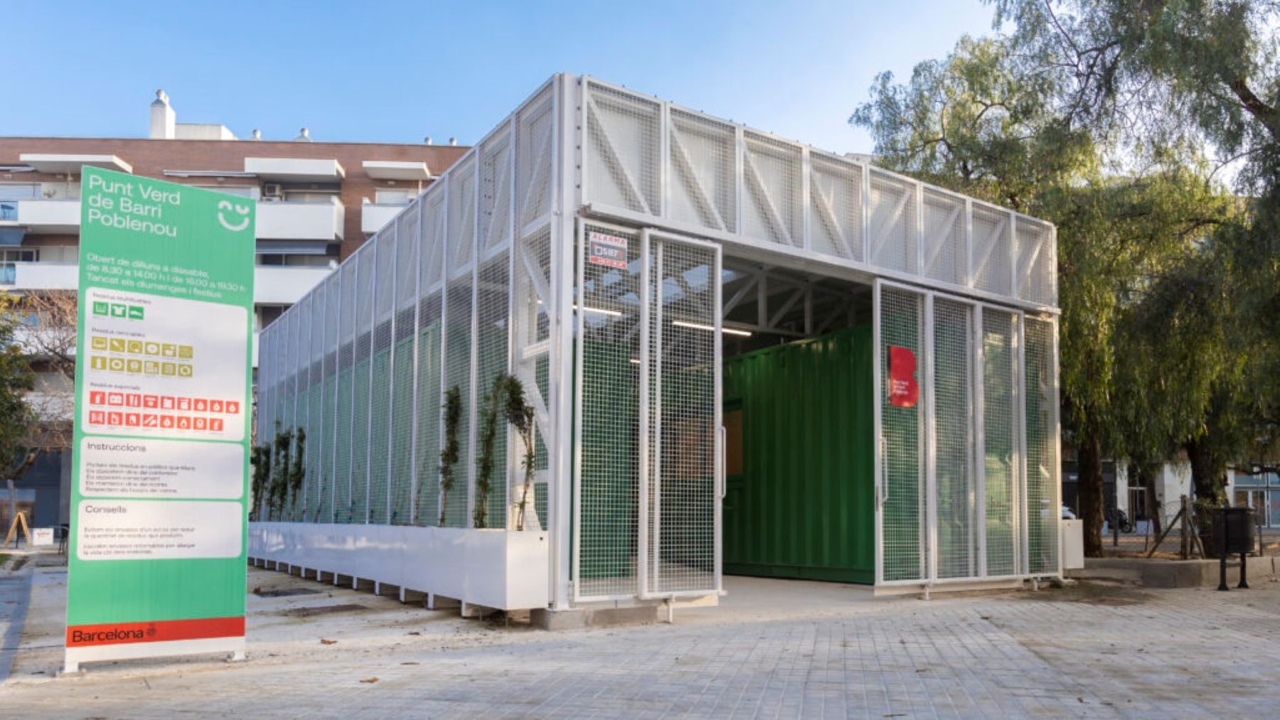 Nuevo Punt Verd modular y autosuficiente en Poblenou con placas solares y estructura reciclada