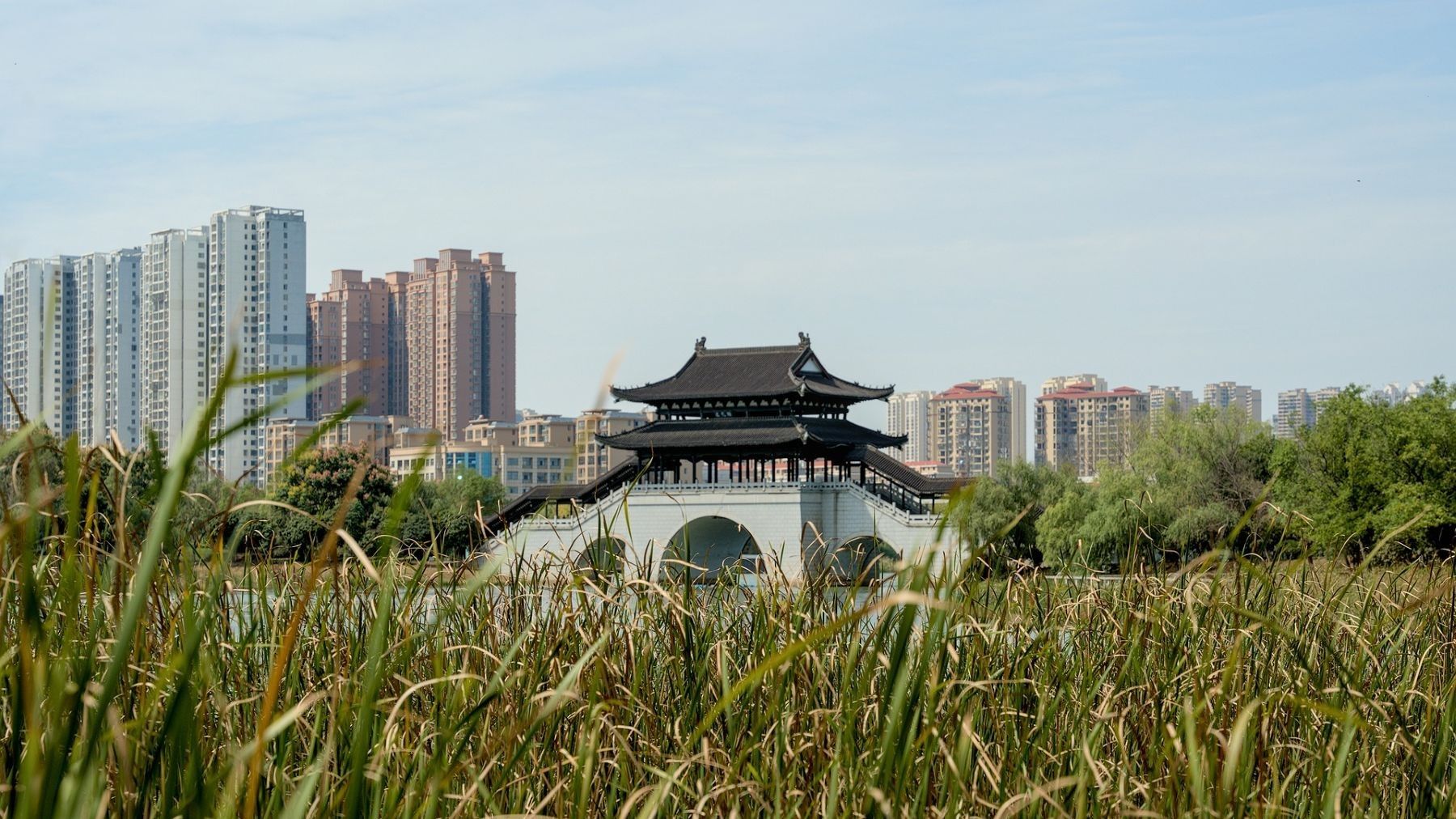 Ciudad china bajo el nuevo código ecológico y ambiental de China y la transición energética