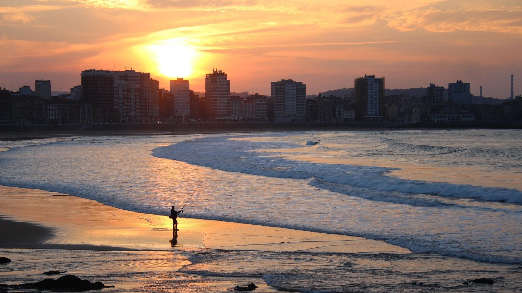 Costa de Gijón sin contaminación ni especies invasoras confirma estudio
