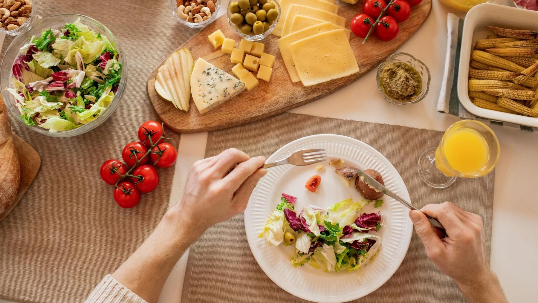 Plato equilibrado con alimentos vegetales relacionado con las dietas vegetarianas y el riesgo de cáncer