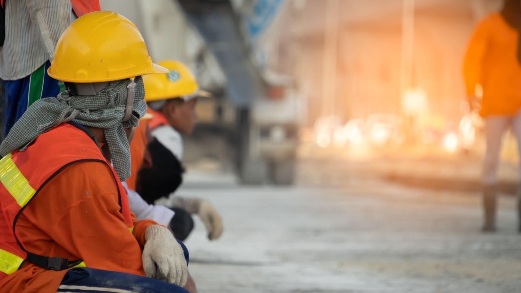 Trabajadores bajo altas temperaturas que ilustran por qué el cambio climático debe integrarse en la negociación colectiva