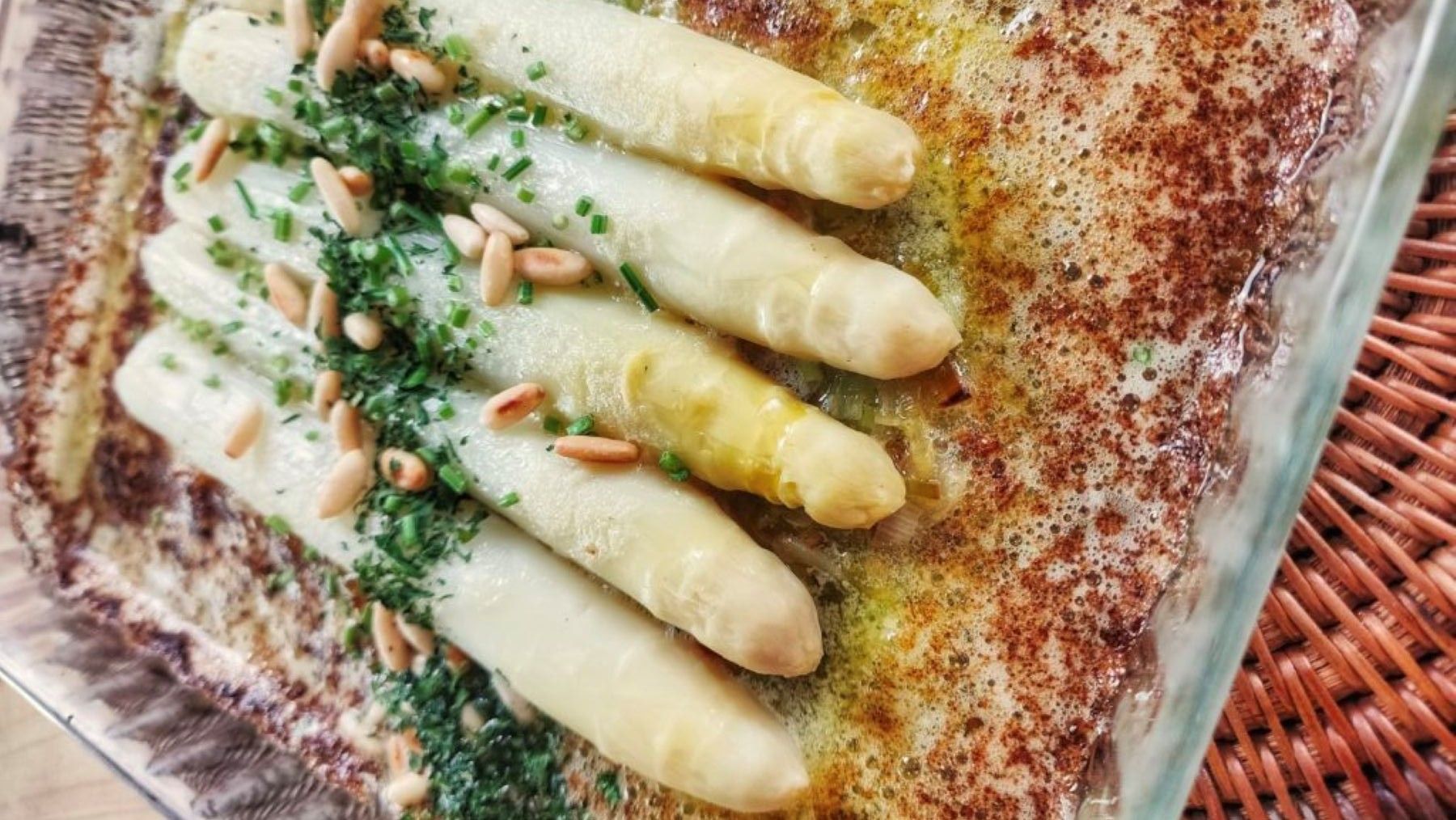 Espárragos blancos ecológicos gratinados sobre cama de puerro pochado con salsa cremosa y cebollino fresco